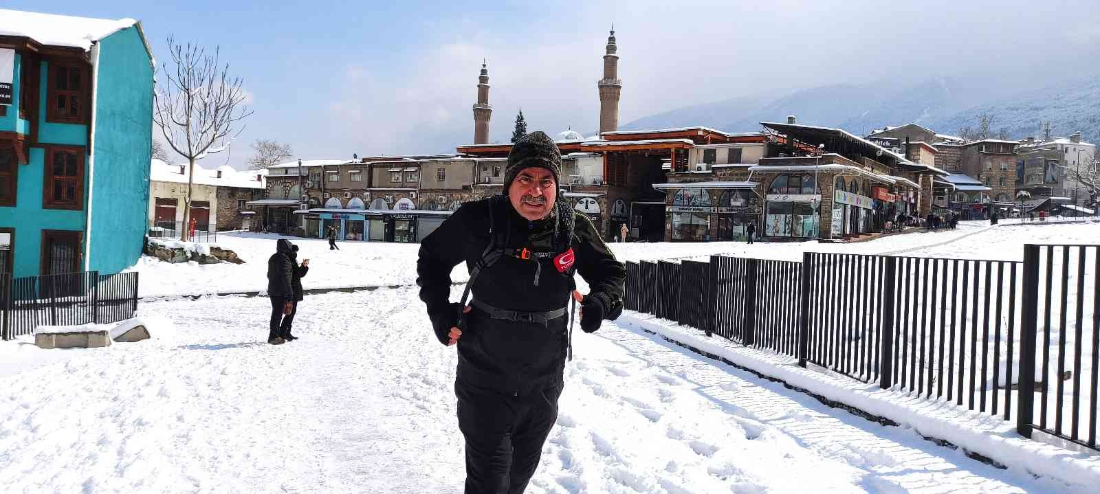 Bursa’da atletizm de yapan bir esnaf; her gün 20 kilometre uzaklıktaki evine koşarak gidiyor. Enver Koç, hem sağlıklı kalıyor hem de ulaşıma ...