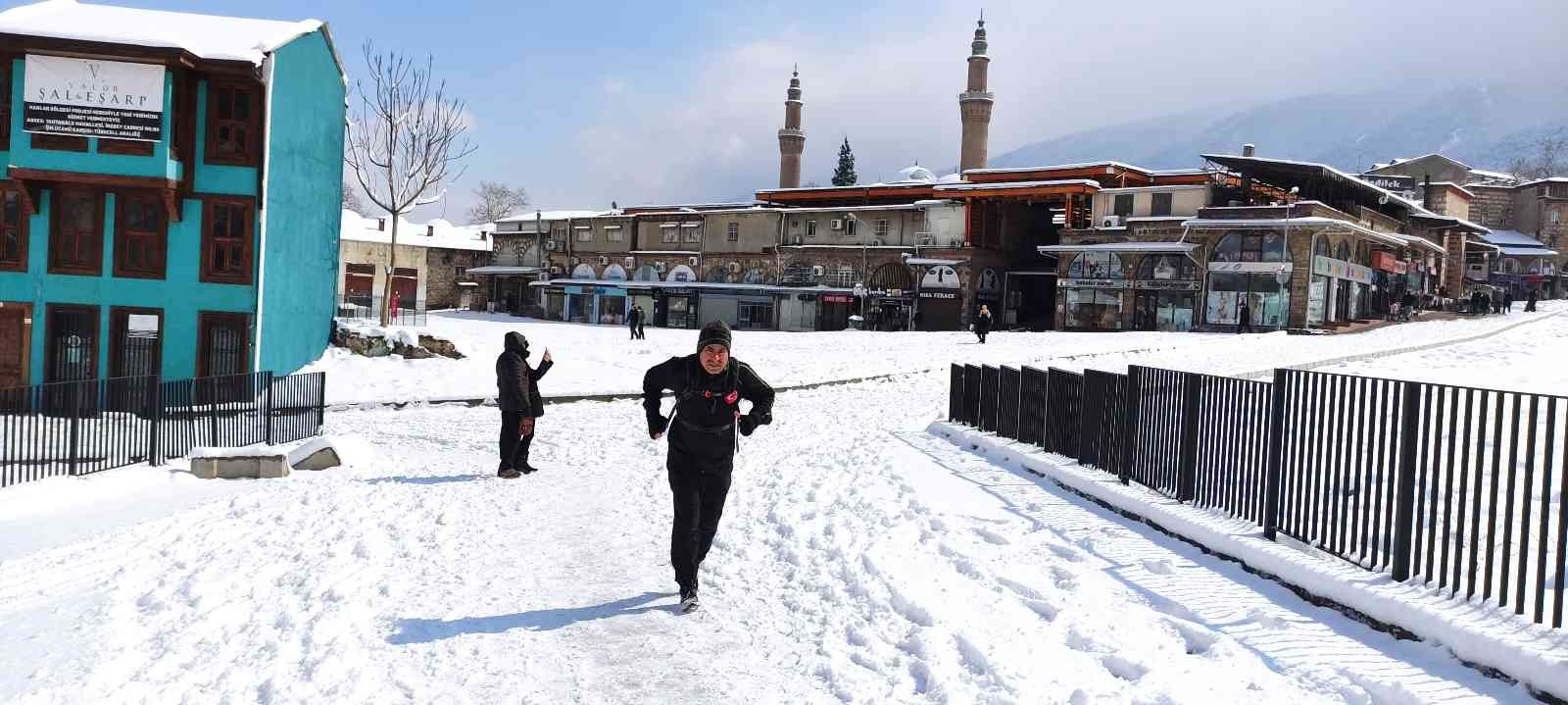 Bursa’da atletizm de yapan bir esnaf; her gün 20 kilometre uzaklıktaki evine koşarak gidiyor. Enver Koç, hem sağlıklı kalıyor hem de ulaşıma ...