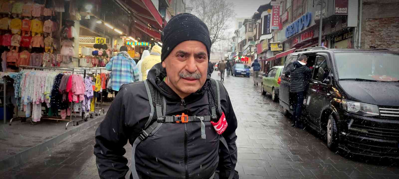Bursa’da atletizm de yapan bir esnaf; her gün 20 kilometre uzaklıktaki evine koşarak gidiyor. Enver Koç, hem sağlıklı kalıyor hem de ulaşıma ...