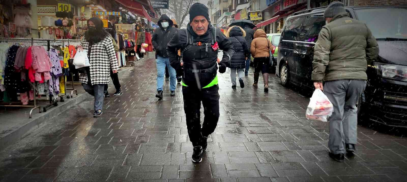 Bursa’da atletizm de yapan bir esnaf; her gün 20 kilometre uzaklıktaki evine koşarak gidiyor. Enver Koç, hem sağlıklı kalıyor hem de ulaşıma ...