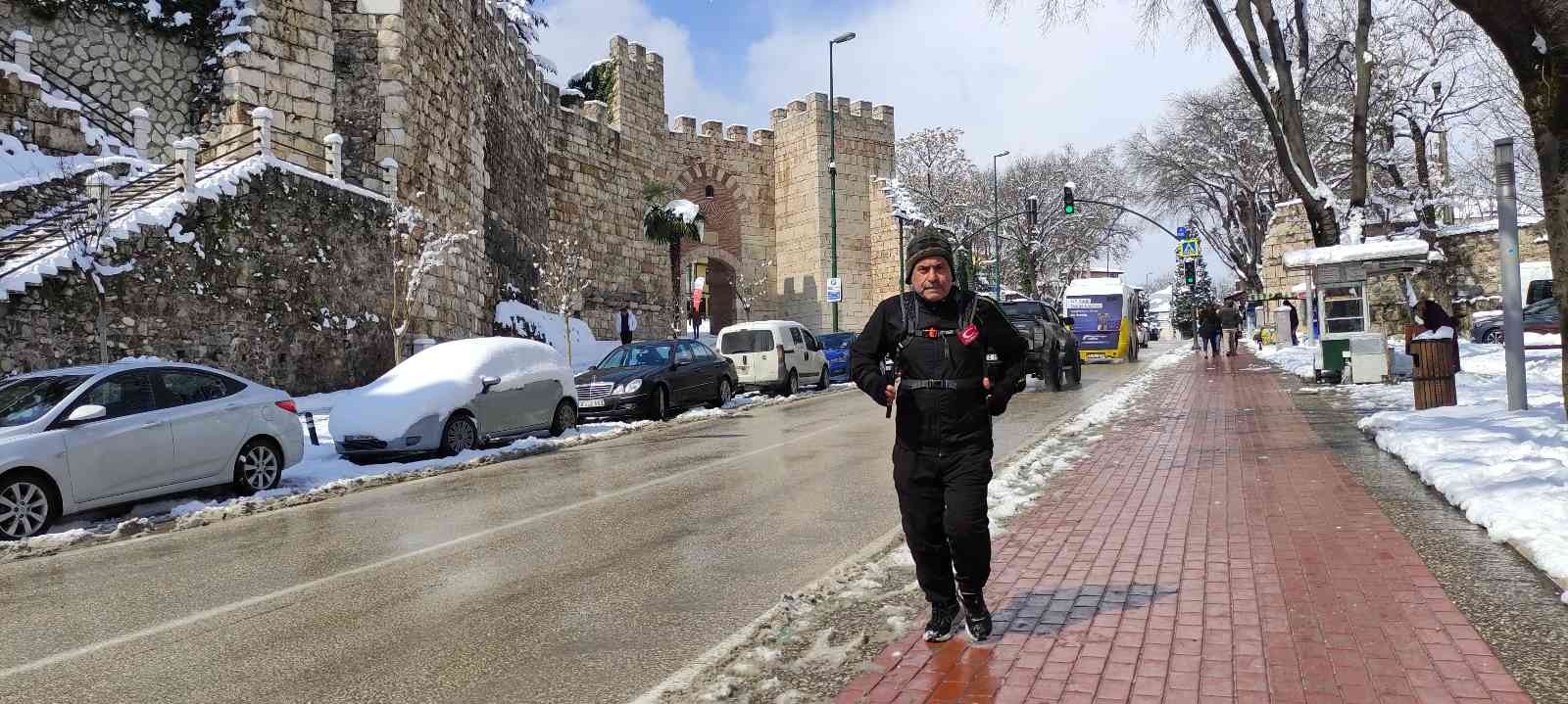 Bursa’da atletizm de yapan bir esnaf; her gün 20 kilometre uzaklıktaki evine koşarak gidiyor. Enver Koç, hem sağlıklı kalıyor hem de ulaşıma ...