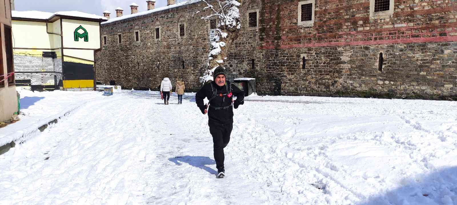 Bursa’da atletizm de yapan bir esnaf; her gün 20 kilometre uzaklıktaki evine koşarak gidiyor. Enver Koç, hem sağlıklı kalıyor hem de ulaşıma ...