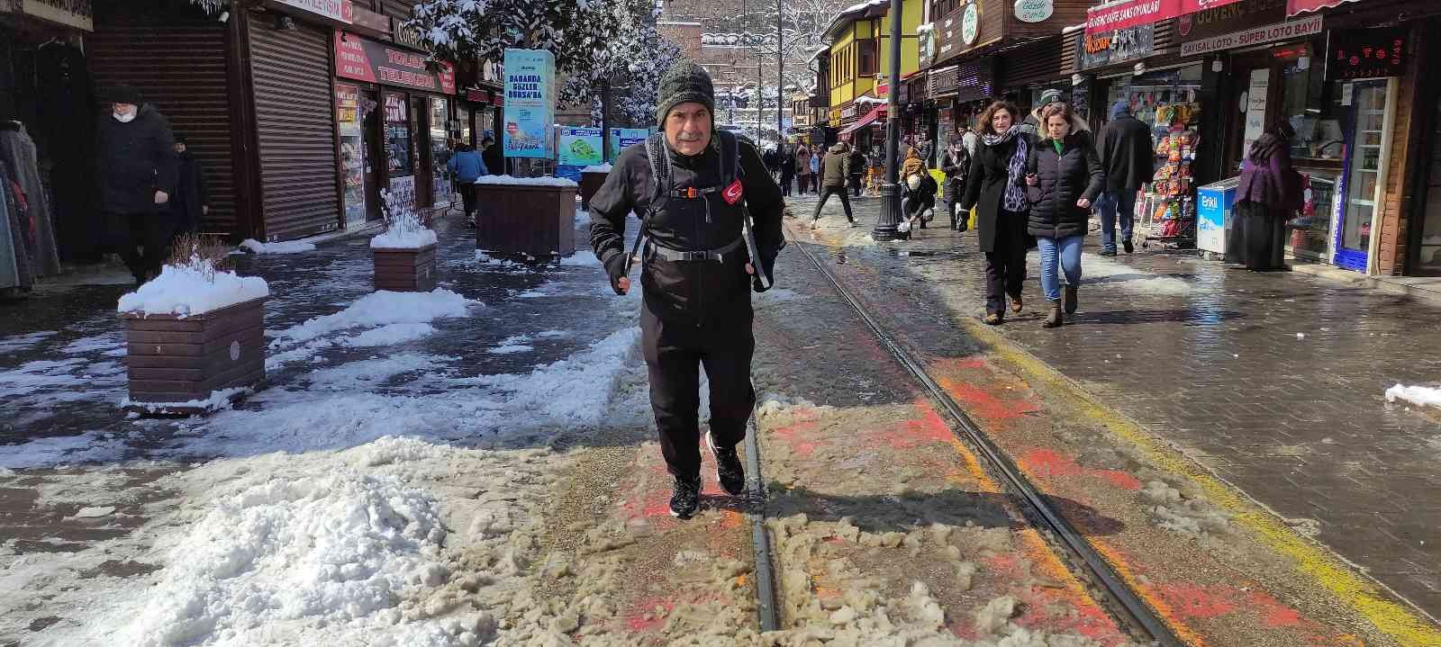 Bursa’da atletizm de yapan bir esnaf; her gün 20 kilometre uzaklıktaki evine koşarak gidiyor. Enver Koç, hem sağlıklı kalıyor hem de ulaşıma ...