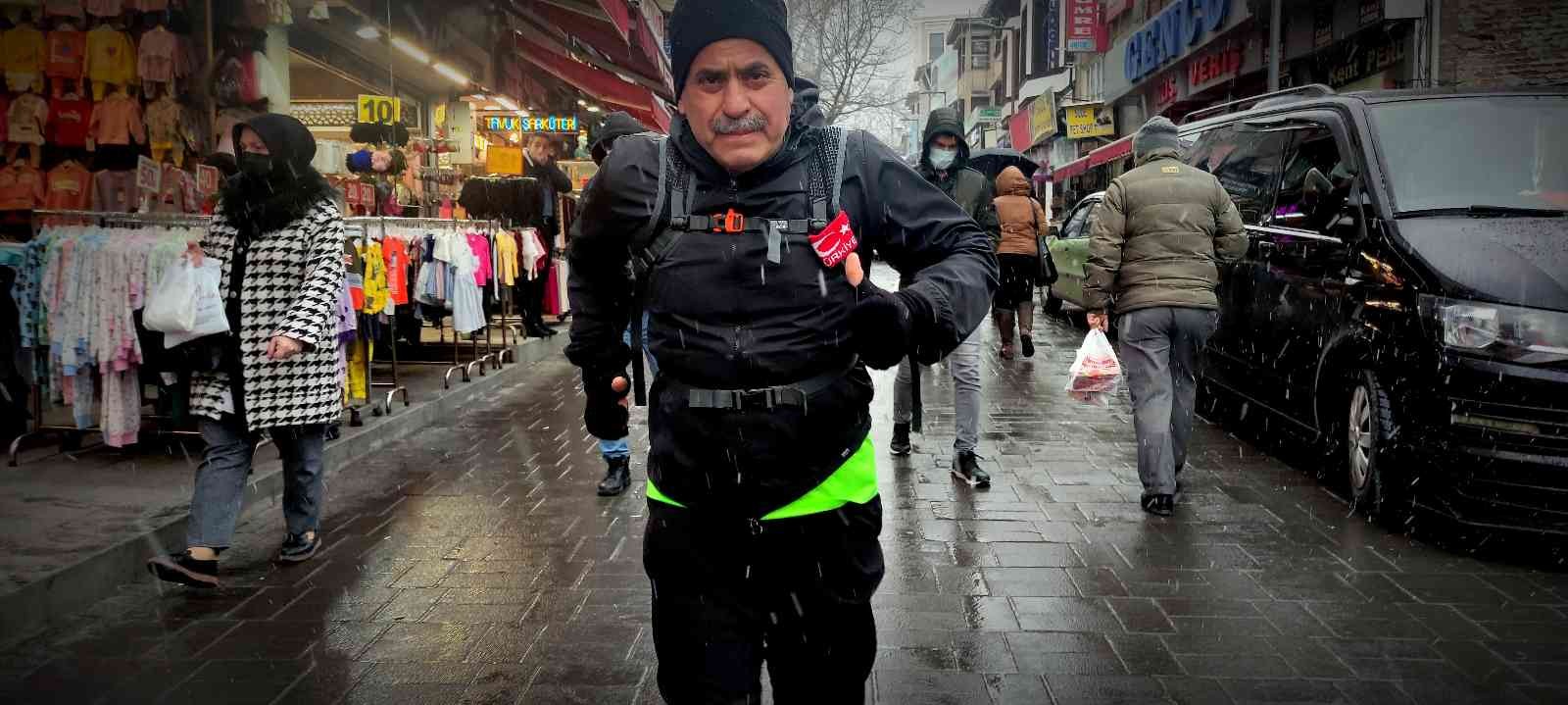 Bursa’da atletizm de yapan bir esnaf; her gün 20 kilometre uzaklıktaki evine koşarak gidiyor. Enver Koç, hem sağlıklı kalıyor hem de ulaşıma ...