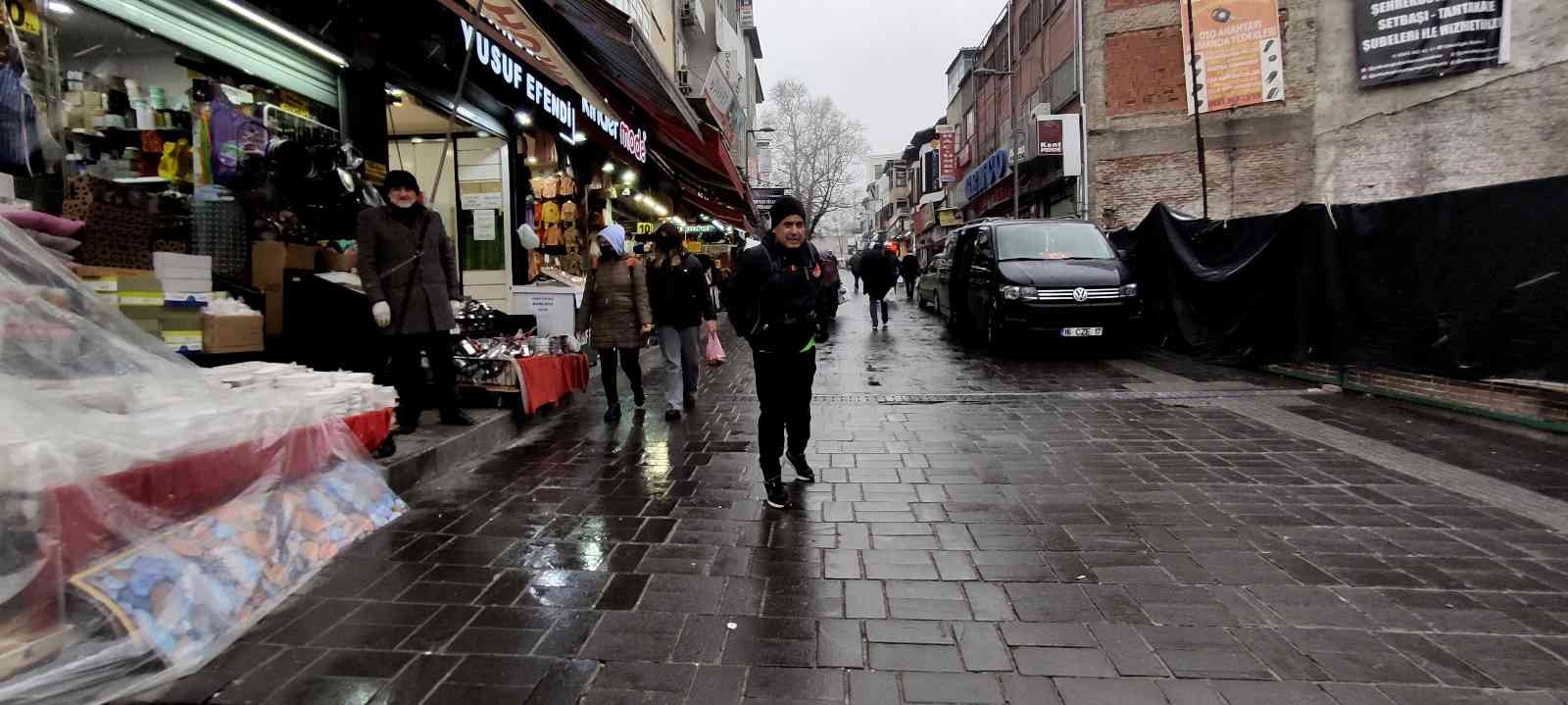 Bursa’da atletizm de yapan bir esnaf; her gün 20 kilometre uzaklıktaki evine koşarak gidiyor. Enver Koç, hem sağlıklı kalıyor hem de ulaşıma ...