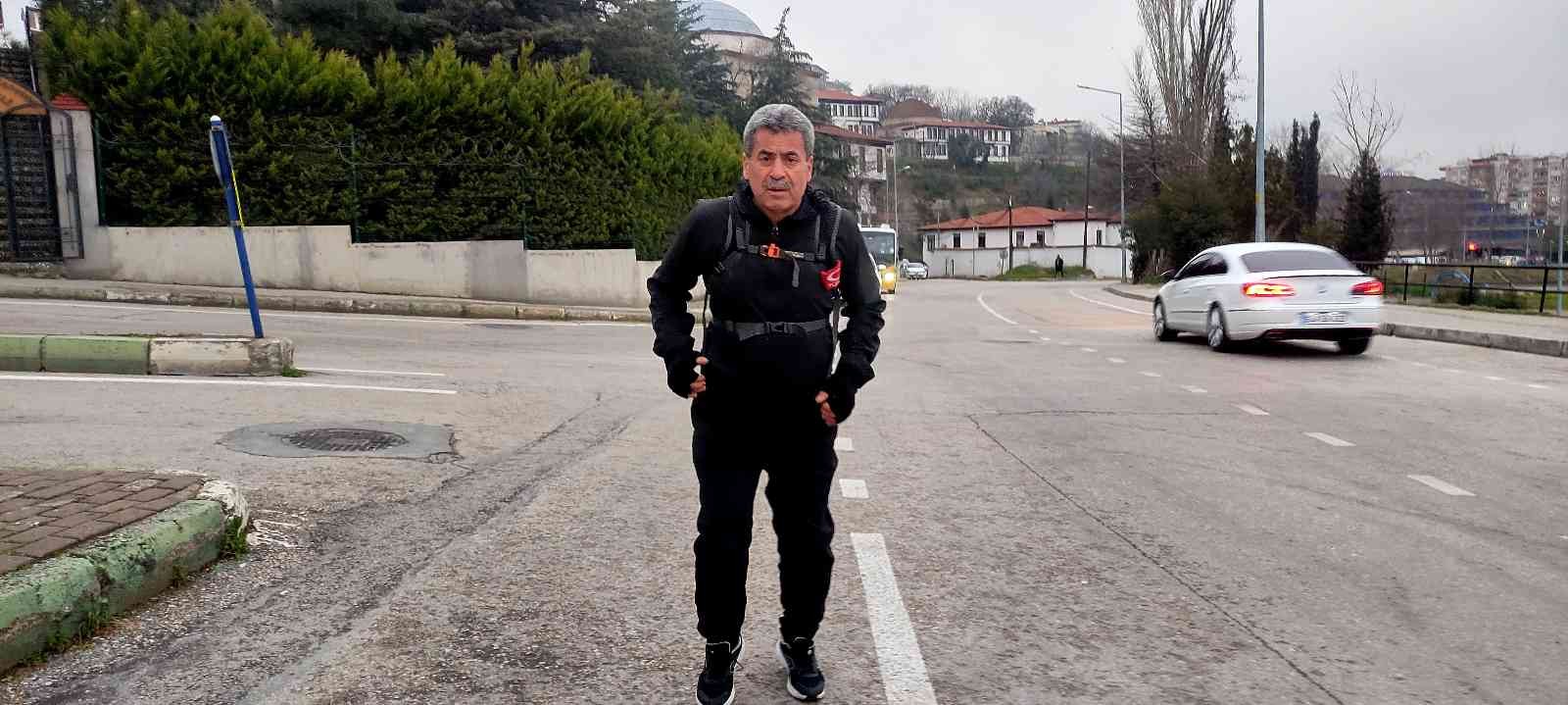 Bursa’da atletizm de yapan bir esnaf; her gün 20 kilometre uzaklıktaki evine koşarak gidiyor. Enver Koç, hem sağlıklı kalıyor hem de ulaşıma ...