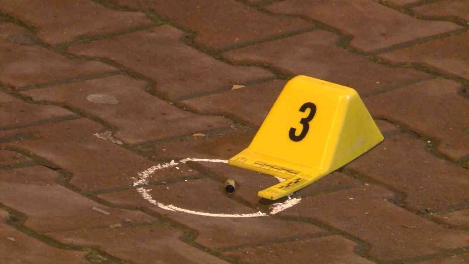 (ÖZEL) Kurşun yağmuruna tutuldu, aracıyla hastaneye gitti Esenyurt’ta bir ticari taksi şoförüyle konuşan 4 kişilik grup yanlarına yanaşarak camını açan başka ticari aracın sürücüsüne henüz bilinmeyen bir ...