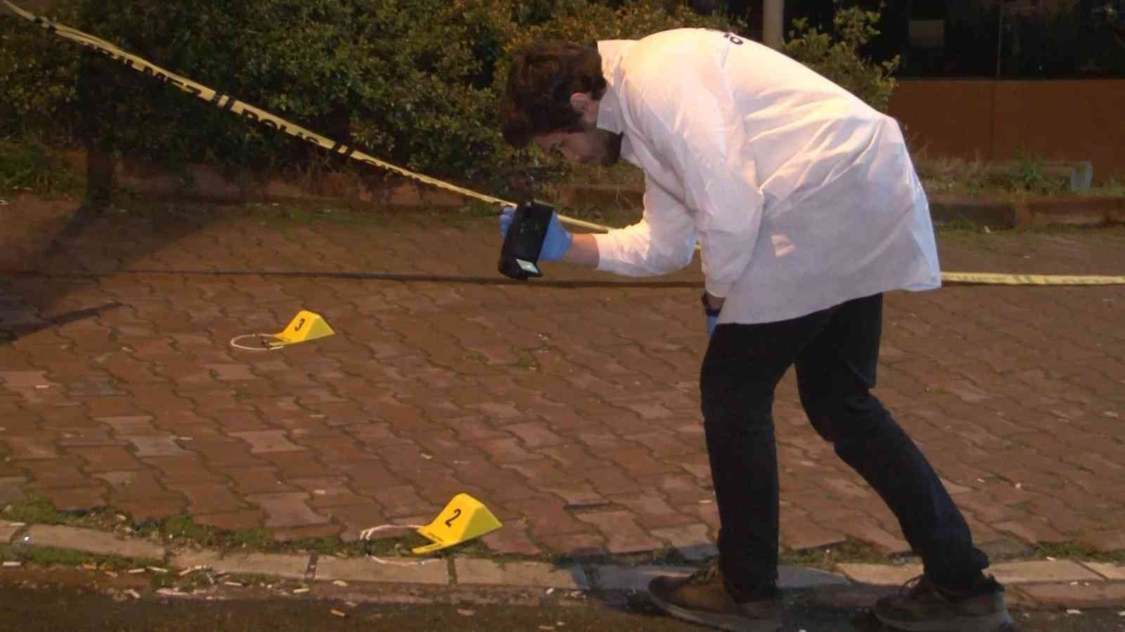 (ÖZEL) Kurşun yağmuruna tutuldu, aracıyla hastaneye gitti Esenyurt’ta bir ticari taksi şoförüyle konuşan 4 kişilik grup yanlarına yanaşarak camını açan başka ticari aracın sürücüsüne henüz bilinmeyen bir ...