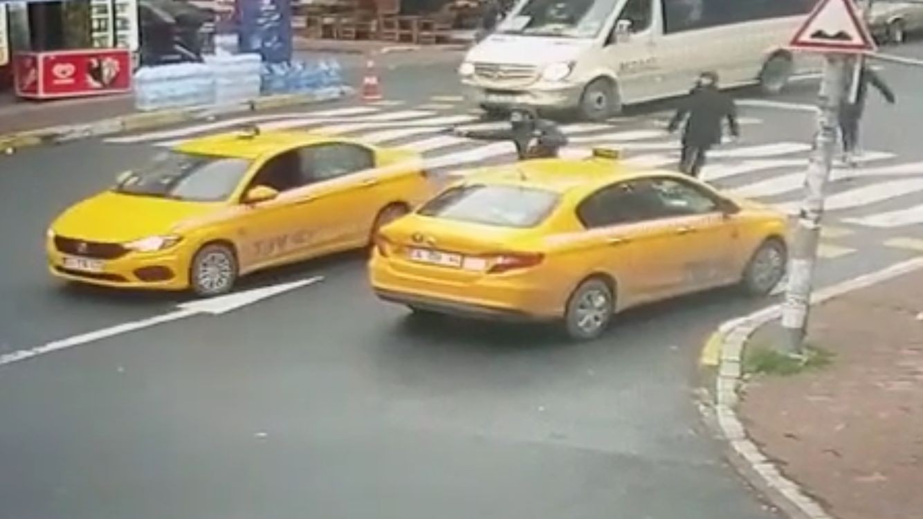 (ÖZEL) Kurşun yağmuruna tutuldu, aracıyla hastaneye gitti Esenyurt’ta bir ticari taksi şoförüyle konuşan 4 kişilik grup yanlarına yanaşarak camını açan başka ticari aracın sürücüsüne henüz bilinmeyen bir ...
