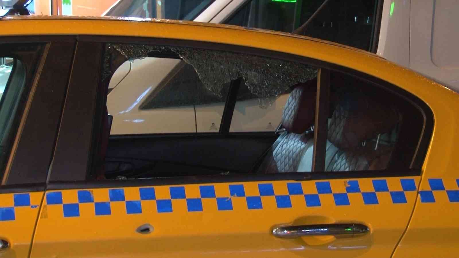 (ÖZEL) Kurşun yağmuruna tutuldu, aracıyla hastaneye gitti Esenyurt’ta bir ticari taksi şoförüyle konuşan 4 kişilik grup yanlarına yanaşarak camını açan başka ticari aracın sürücüsüne henüz bilinmeyen bir ...