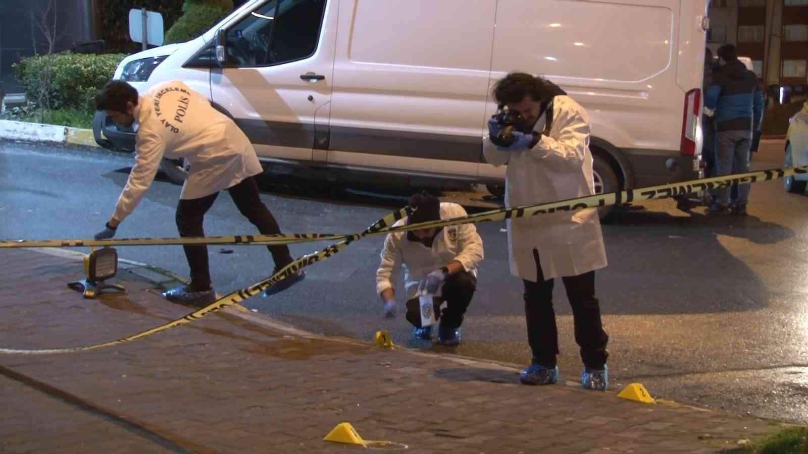 (ÖZEL) Kurşun yağmuruna tutuldu, aracıyla hastaneye gitti Esenyurt’ta bir ticari taksi şoförüyle konuşan 4 kişilik grup yanlarına yanaşarak camını açan başka ticari aracın sürücüsüne henüz bilinmeyen bir ...