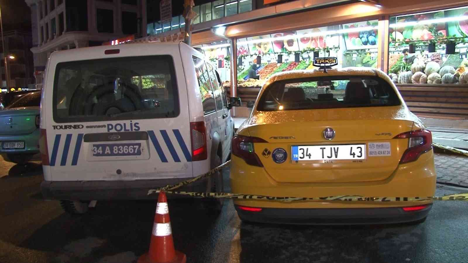 (ÖZEL) Kurşun yağmuruna tutuldu, aracıyla hastaneye gitti Esenyurt’ta bir ticari taksi şoförüyle konuşan 4 kişilik grup yanlarına yanaşarak camını açan başka ticari aracın sürücüsüne henüz bilinmeyen bir ...