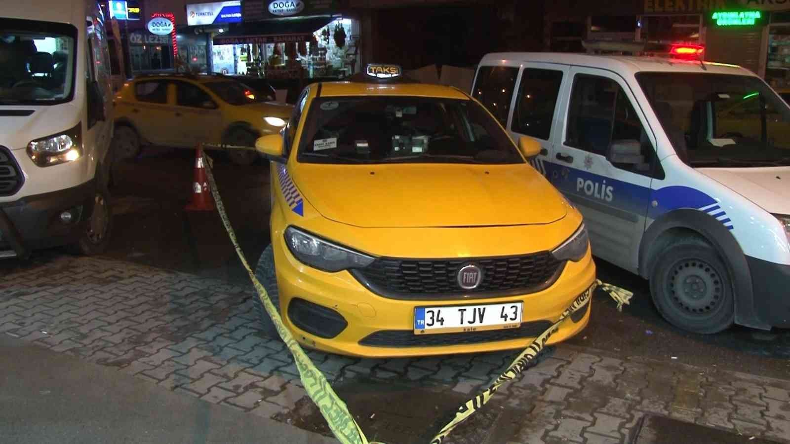 (ÖZEL) Kurşun yağmuruna tutuldu, aracıyla hastaneye gitti Esenyurt’ta bir ticari taksi şoförüyle konuşan 4 kişilik grup yanlarına yanaşarak camını açan başka ticari aracın sürücüsüne henüz bilinmeyen bir ...