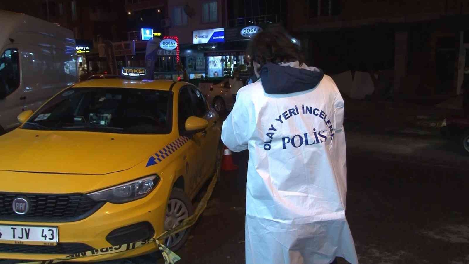 (ÖZEL) Kurşun yağmuruna tutuldu, aracıyla hastaneye gitti Esenyurt’ta bir ticari taksi şoförüyle konuşan 4 kişilik grup yanlarına yanaşarak camını açan başka ticari aracın sürücüsüne henüz bilinmeyen bir ...