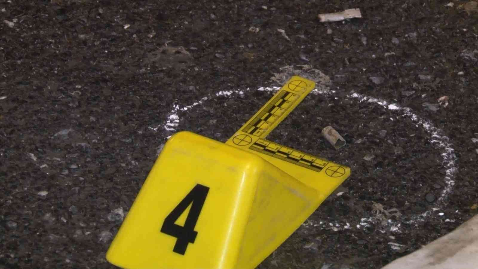 (ÖZEL) Kurşun yağmuruna tutuldu, aracıyla hastaneye gitti Esenyurt’ta bir ticari taksi şoförüyle konuşan 4 kişilik grup yanlarına yanaşarak camını açan başka ticari aracın sürücüsüne henüz bilinmeyen bir ...