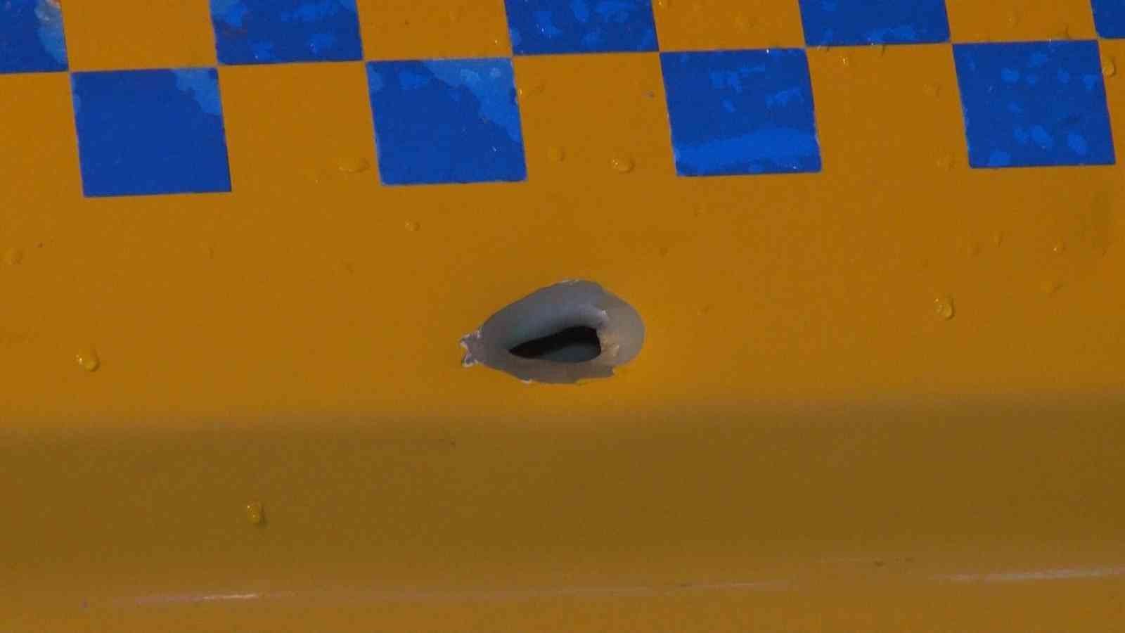 (ÖZEL) Kurşun yağmuruna tutuldu, aracıyla hastaneye gitti Esenyurt’ta bir ticari taksi şoförüyle konuşan 4 kişilik grup yanlarına yanaşarak camını açan başka ticari aracın sürücüsüne henüz bilinmeyen bir ...