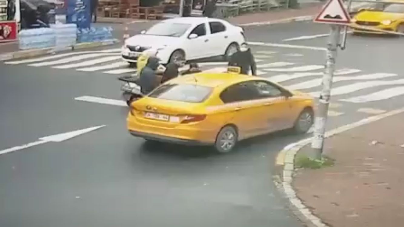 (ÖZEL) Kurşun yağmuruna tutuldu, aracıyla hastaneye gitti Esenyurt’ta bir ticari taksi şoförüyle konuşan 4 kişilik grup yanlarına yanaşarak camını açan başka ticari aracın sürücüsüne henüz bilinmeyen bir ...