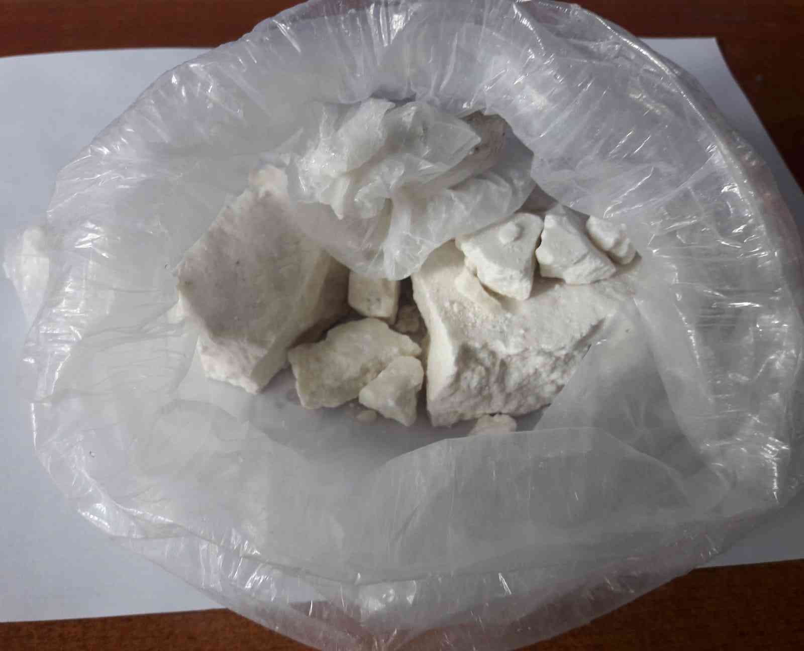 (Özel) Makatına sakladığı uyuşturucu, cerrahi operasyonla ele geçirildi İstanbul’dan Bursa’ya uyuşturucu taşıyan kuryeyi takibe alan Bursa polisi; teslimat esnasında kaçan şüpheliyi kovalamaca sonucu suçüstü yakaladı ...