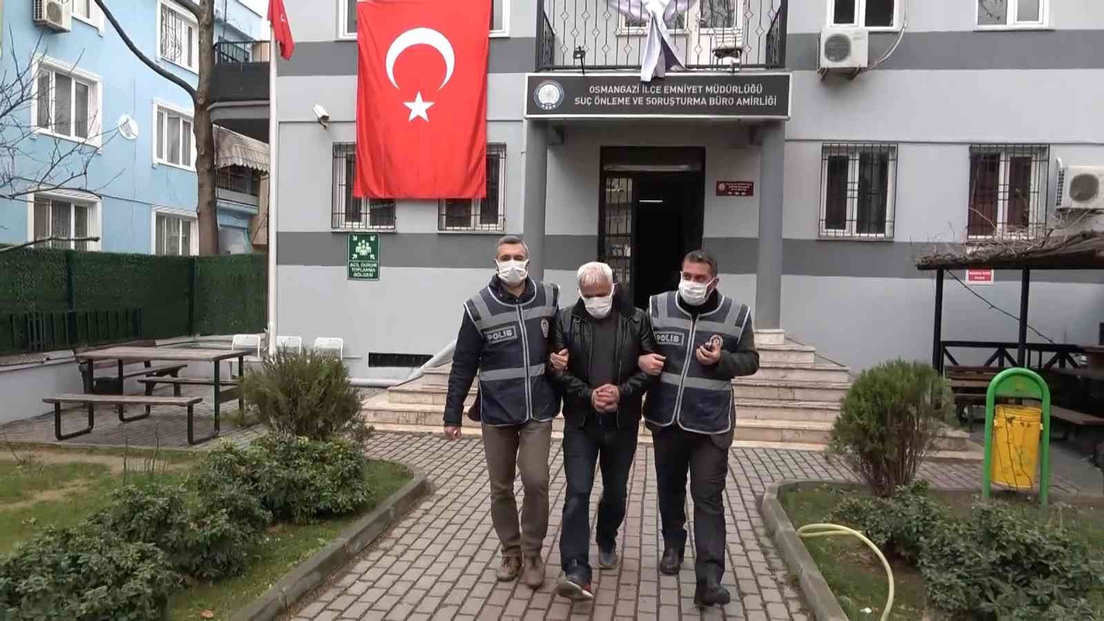 (Özel) Makatına sakladığı uyuşturucu, cerrahi operasyonla ele geçirildi İstanbul’dan Bursa’ya uyuşturucu taşıyan kuryeyi takibe alan Bursa polisi; teslimat esnasında kaçan şüpheliyi kovalamaca sonucu suçüstü yakaladı ...