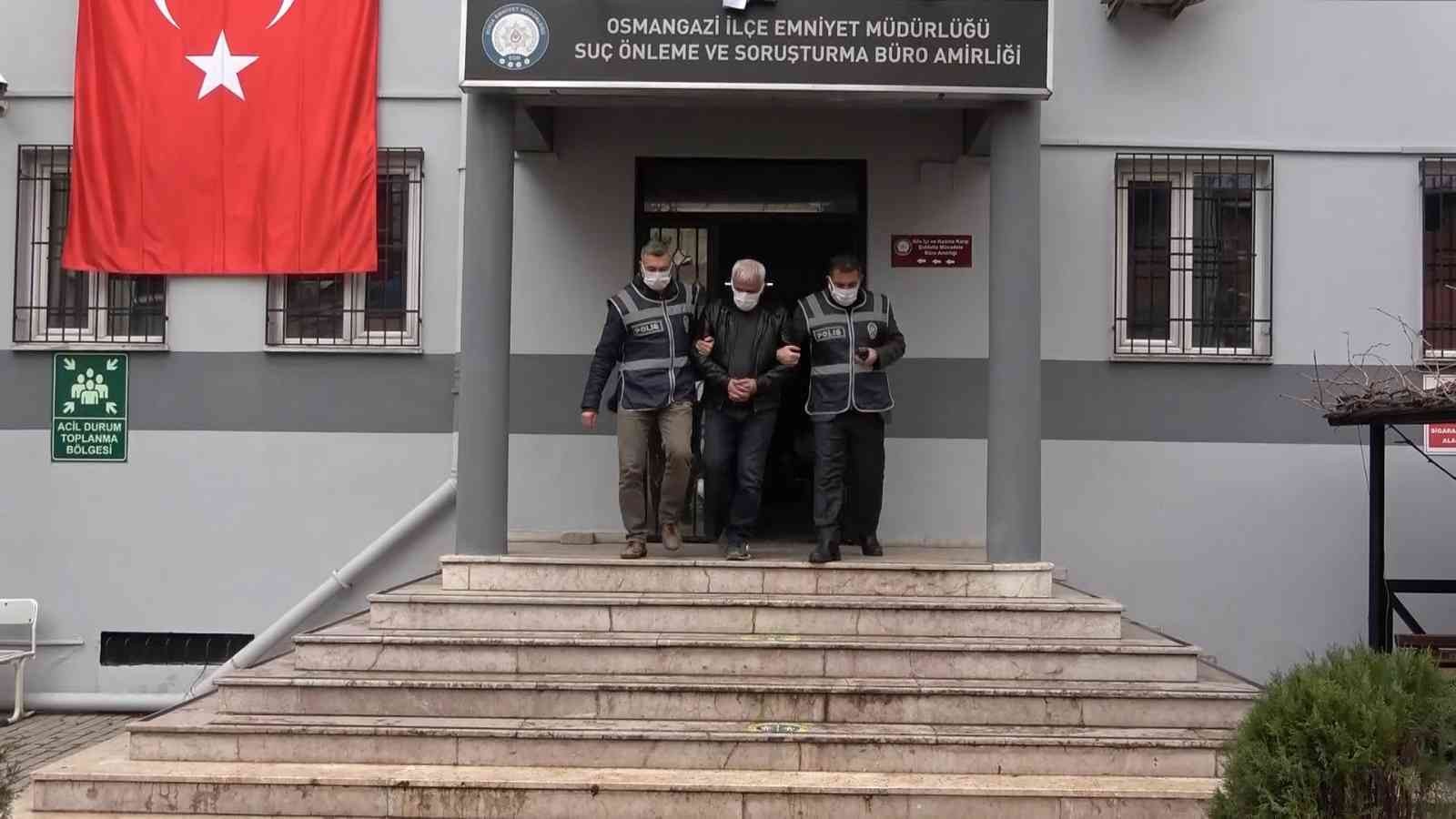 (Özel) Makatına sakladığı uyuşturucu, cerrahi operasyonla ele geçirildi İstanbul’dan Bursa’ya uyuşturucu taşıyan kuryeyi takibe alan Bursa polisi; teslimat esnasında kaçan şüpheliyi kovalamaca sonucu suçüstü yakaladı ...