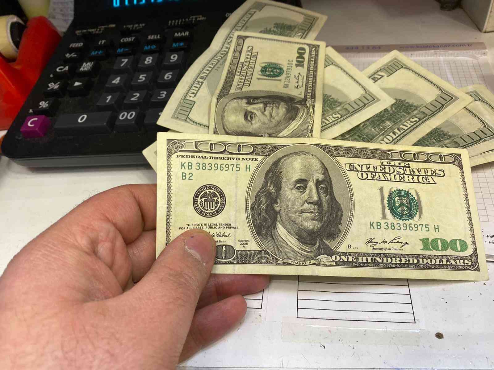 (Özel) Makinenin tespit edemediği sahte dolarlar esnafın kabusu oldu Bursa’da piyasaya sürülen ve para sayma makinelerinin de tespit edemediği sahte dolarlar esnafın kabusu oldu. Kalpazanlar Bursa’da çok sayıda ...