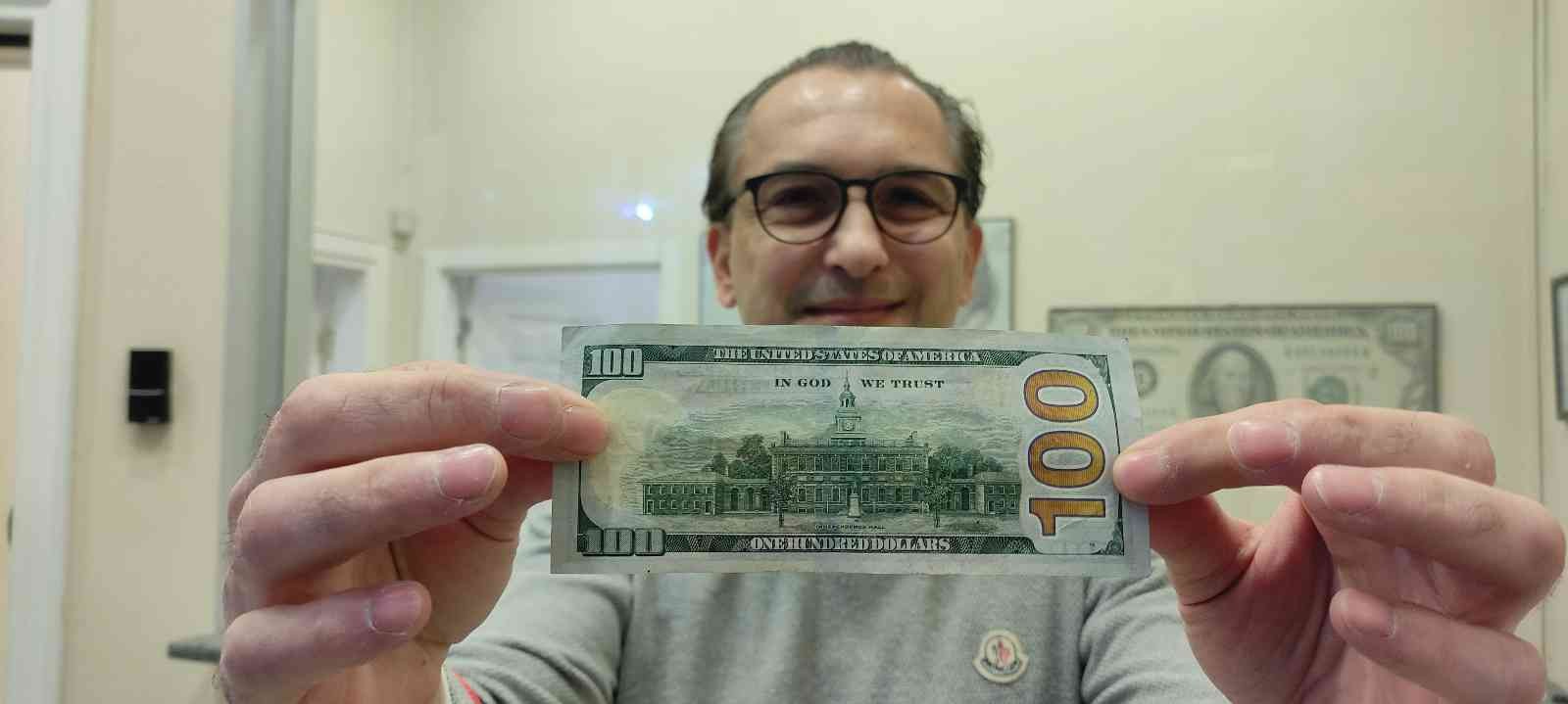 (Özel) Makinenin tespit edemediği sahte dolarlar esnafın kabusu oldu Bursa’da piyasaya sürülen ve para sayma makinelerinin de tespit edemediği sahte dolarlar esnafın kabusu oldu. Kalpazanlar Bursa’da çok sayıda ...