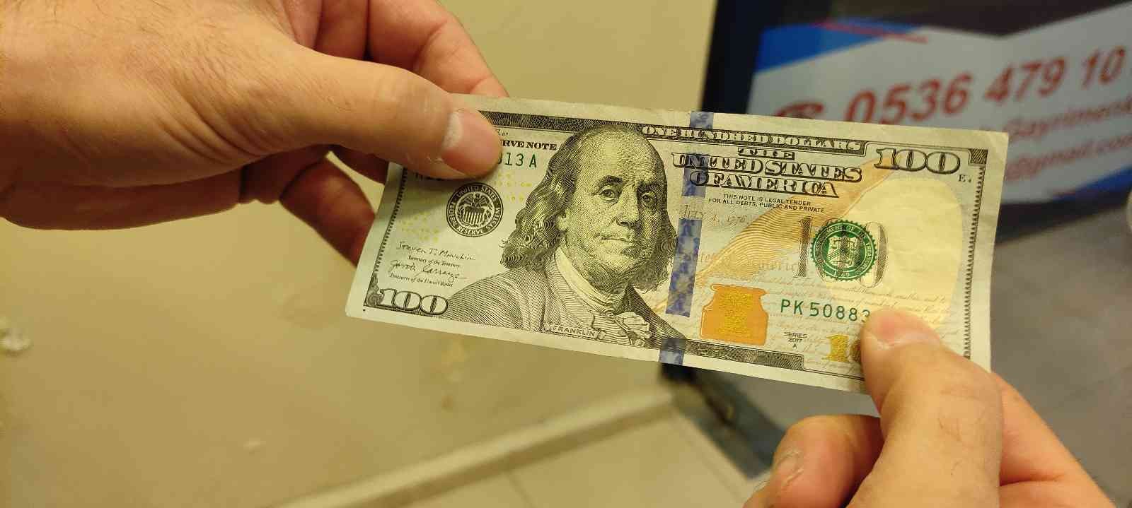 (Özel) Makinenin tespit edemediği sahte dolarlar esnafın kabusu oldu Bursa’da piyasaya sürülen ve para sayma makinelerinin de tespit edemediği sahte dolarlar esnafın kabusu oldu. Kalpazanlar Bursa’da çok sayıda ...