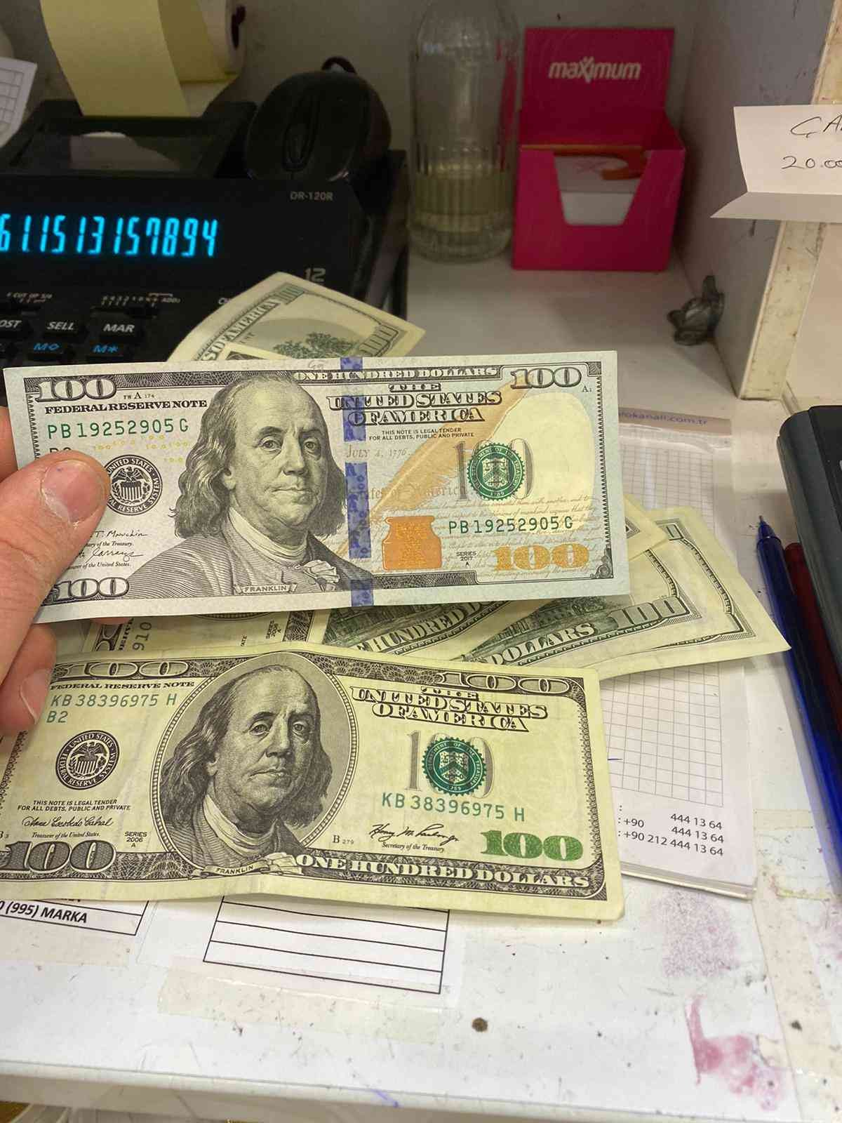 (Özel) Makinenin tespit edemediği sahte dolarlar esnafın kabusu oldu Bursa’da piyasaya sürülen ve para sayma makinelerinin de tespit edemediği sahte dolarlar esnafın kabusu oldu. Kalpazanlar Bursa’da çok sayıda ...