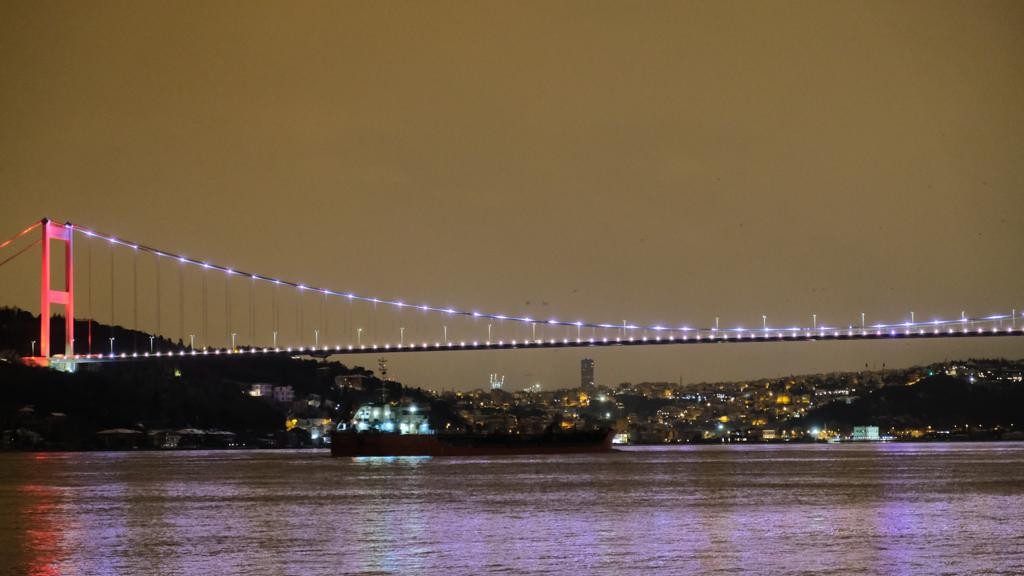 Rusya’nın Yisk limanından çıkış yapan 6 bin 99 ton ay çiçek yağı yüklü Lilac isimli yük gemisi, Kerç kanalını geçerek İstanbul Boğazına ulaştı ...