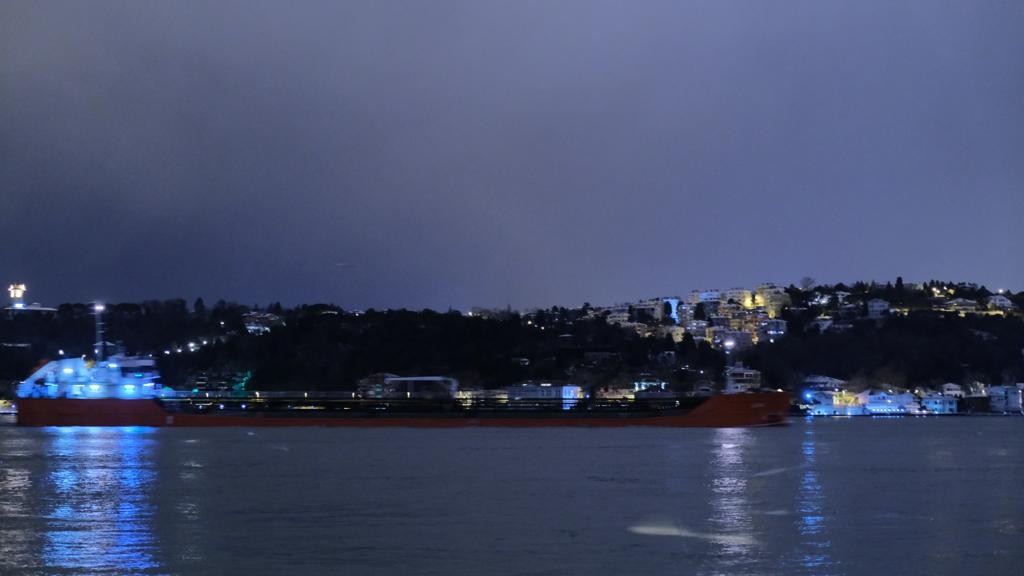 Rusya’nın Yisk limanından çıkış yapan 6 bin 99 ton ay çiçek yağı yüklü Lilac isimli yük gemisi, Kerç kanalını geçerek İstanbul Boğazına ulaştı ...
