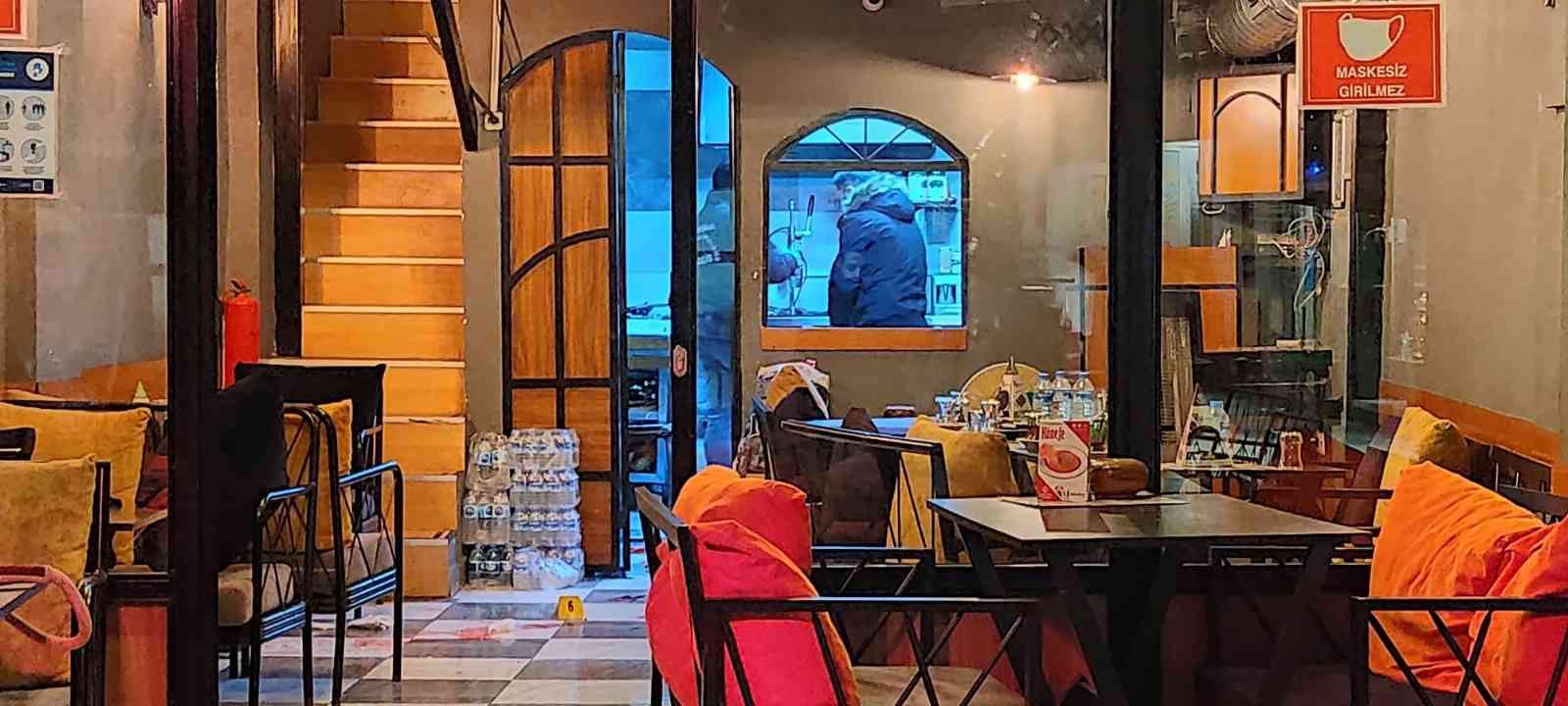 Taksim’de bir handa bulunan kafede kimliği belirlenemeyen şahıs silahla dehşet saçtı. İki kişinin yaralandığı olayda silahlı saldırgan gözaltına ...