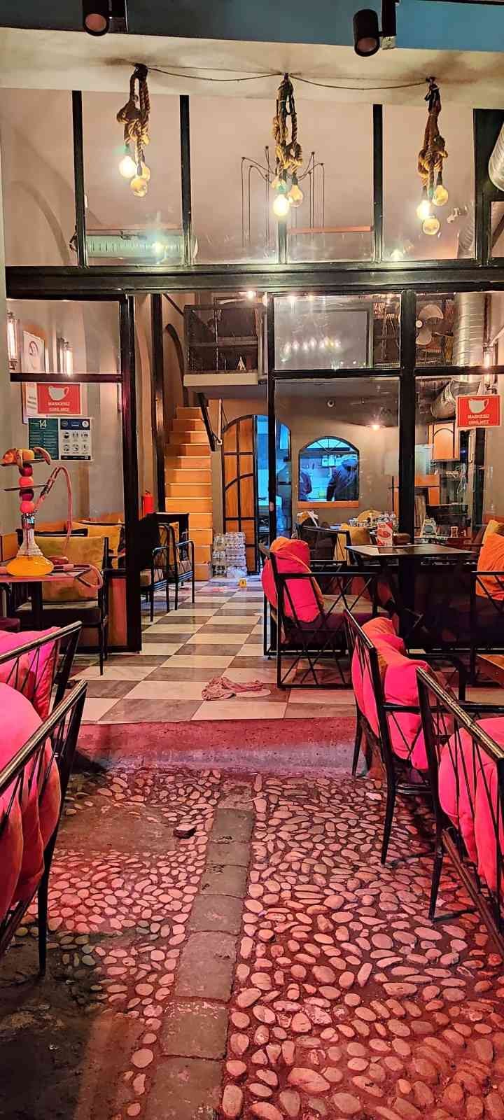 Taksim’de bir handa bulunan kafede kimliği belirlenemeyen şahıs silahla dehşet saçtı. İki kişinin yaralandığı olayda silahlı saldırgan gözaltına ...