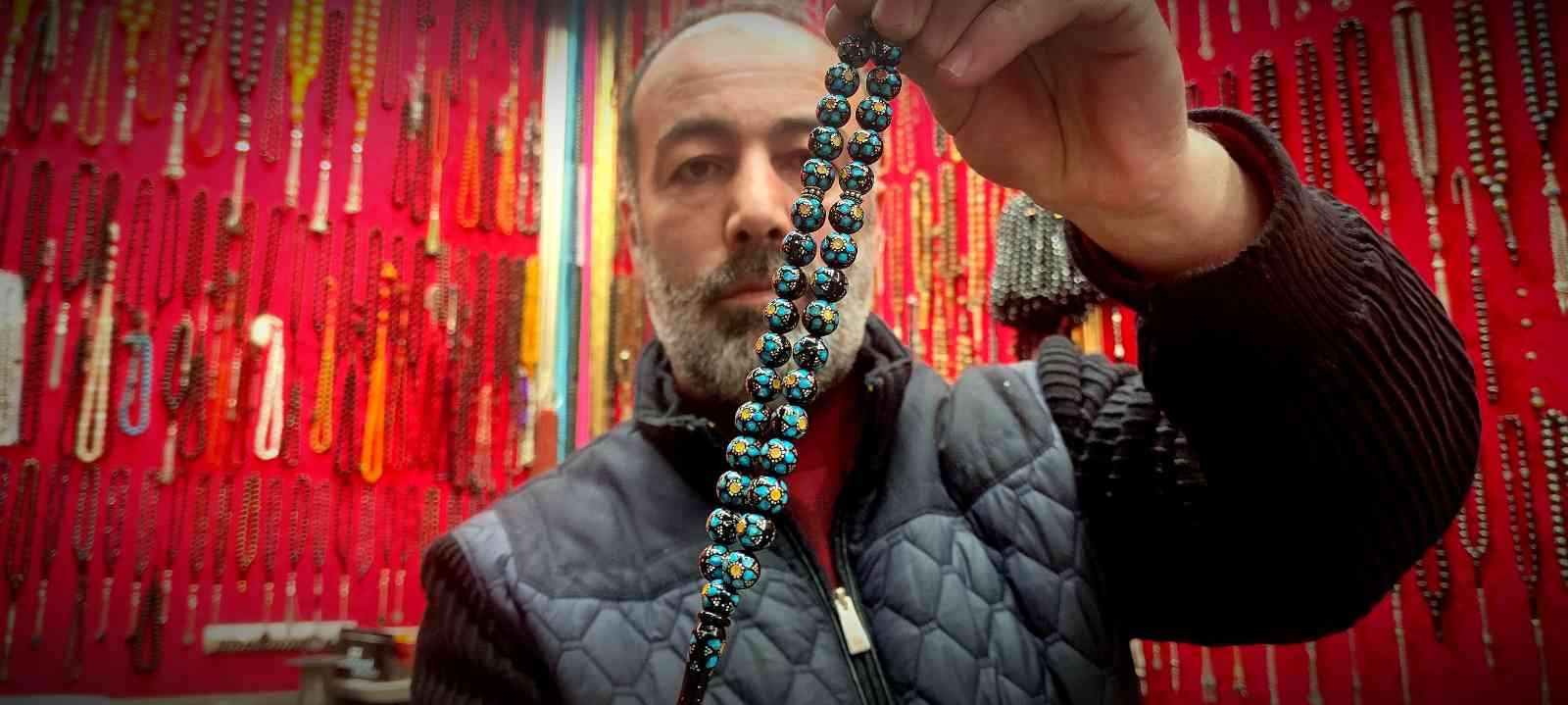 (Özel) Tespih ekspertizi Bursa’da tarihi Tahtakale’de tespih ticareti yapan Temel Cengiz, ekspertiz hizmeti de veriyor. 30 yıldır bu işle uğraşan Cengiz, her türlü ...