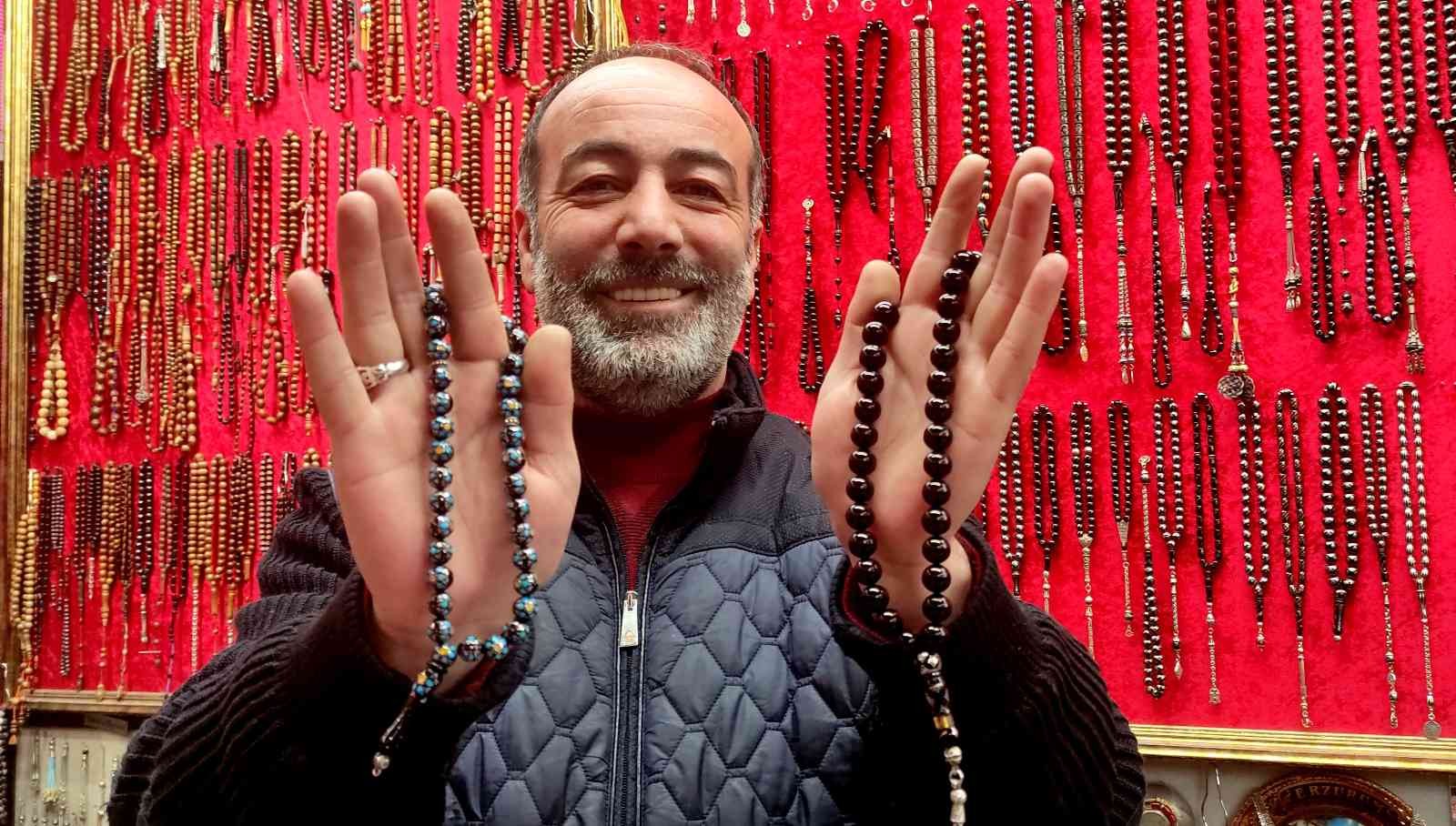 (Özel) Tespih ekspertizi Bursa’da tarihi Tahtakale’de tespih ticareti yapan Temel Cengiz, ekspertiz hizmeti de veriyor. 30 yıldır bu işle uğraşan Cengiz, her türlü ...