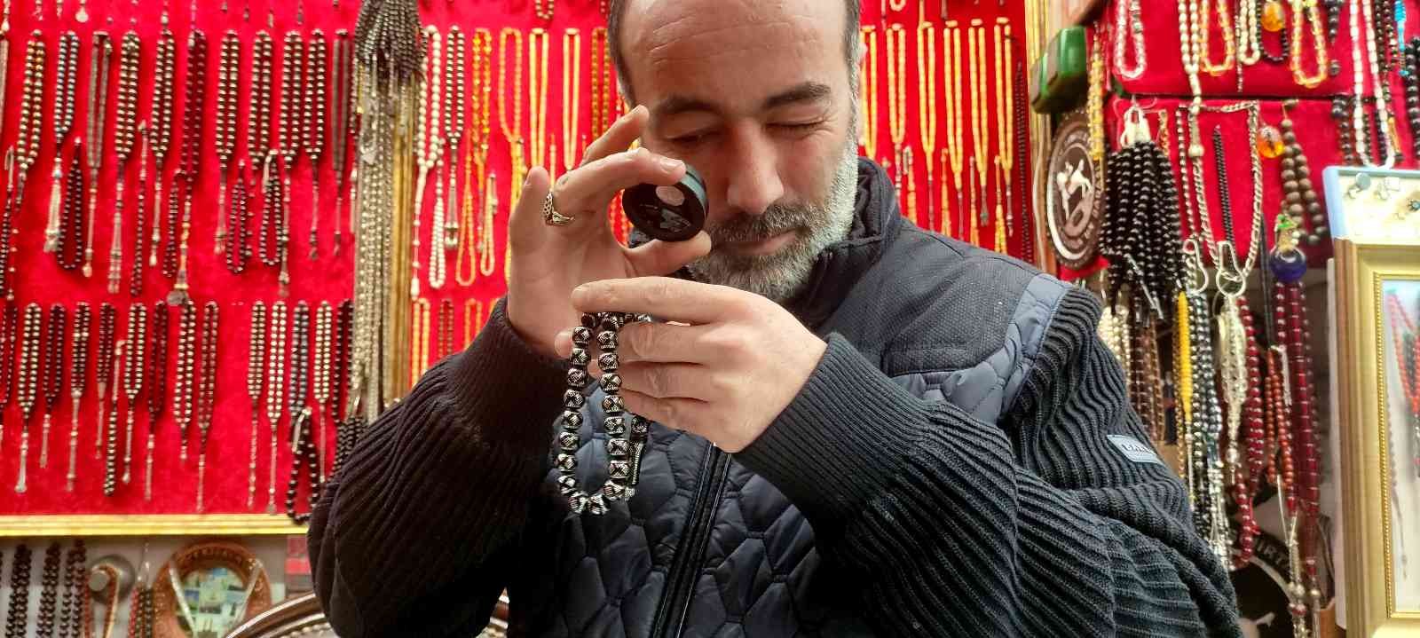 (Özel) Tespih ekspertizi Bursa’da tarihi Tahtakale’de tespih ticareti yapan Temel Cengiz, ekspertiz hizmeti de veriyor. 30 yıldır bu işle uğraşan Cengiz, her türlü ...