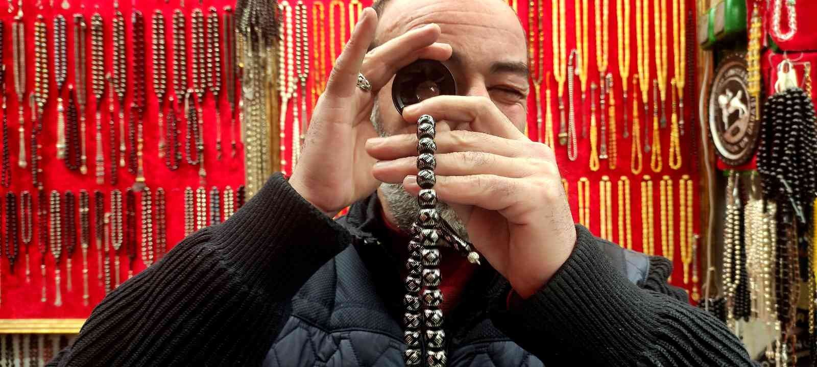 (Özel) Tespih ekspertizi Bursa’da tarihi Tahtakale’de tespih ticareti yapan Temel Cengiz, ekspertiz hizmeti de veriyor. 30 yıldır bu işle uğraşan Cengiz, her türlü ...