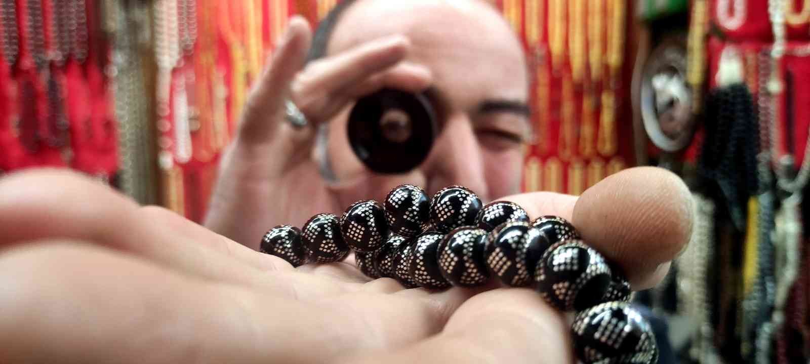 (Özel) Tespih ekspertizi Bursa’da tarihi Tahtakale’de tespih ticareti yapan Temel Cengiz, ekspertiz hizmeti de veriyor. 30 yıldır bu işle uğraşan Cengiz, her türlü ...