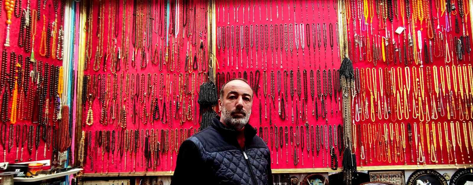 (Özel) Tespih ekspertizi Bursa’da tarihi Tahtakale’de tespih ticareti yapan Temel Cengiz, ekspertiz hizmeti de veriyor. 30 yıldır bu işle uğraşan Cengiz, her türlü ...