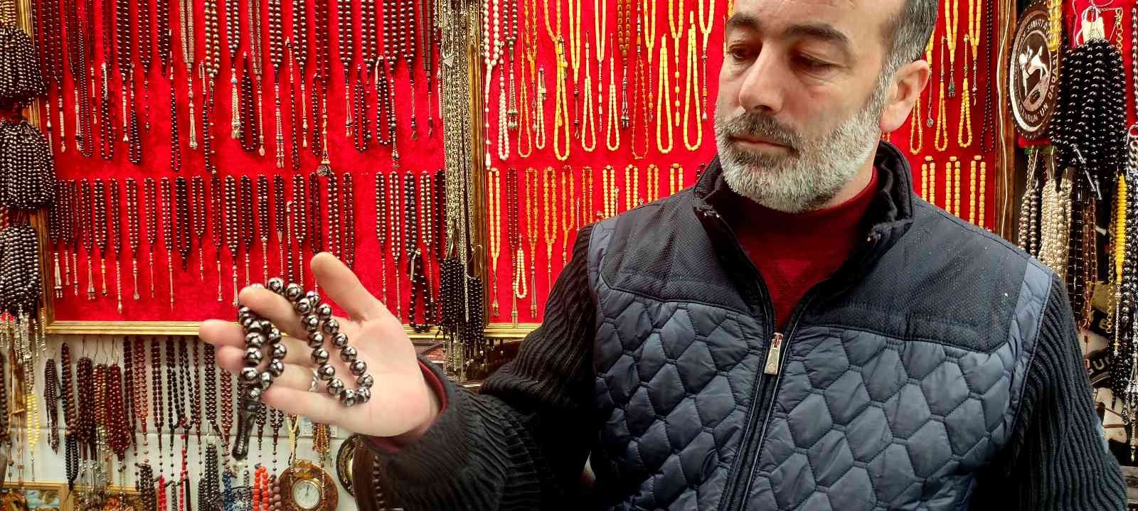 (Özel) Tespih ekspertizi Bursa’da tarihi Tahtakale’de tespih ticareti yapan Temel Cengiz, ekspertiz hizmeti de veriyor. 30 yıldır bu işle uğraşan Cengiz, her türlü ...