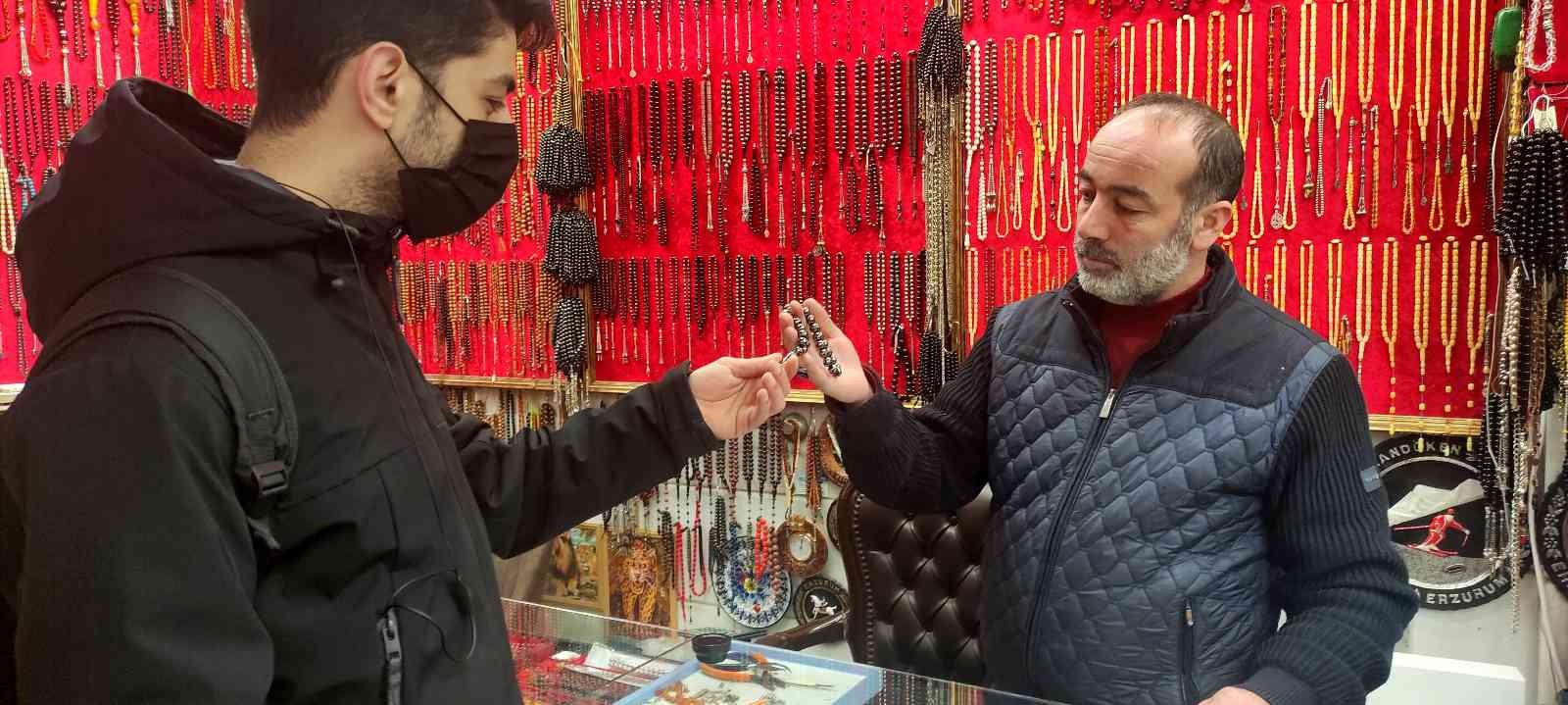 (Özel) Tespih ekspertizi Bursa’da tarihi Tahtakale’de tespih ticareti yapan Temel Cengiz, ekspertiz hizmeti de veriyor. 30 yıldır bu işle uğraşan Cengiz, her türlü ...