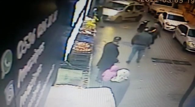 (Özel) Trafikte dehşet anları...Satırla saldırdı, o anlar kamerada Bursa’da otomobil sürücüsü, trafikte lambaları kapalı şekilde seyreden motosiklet sürücüsünü ’’lambalarını açar mısın?’’ diyerek uyardı ...