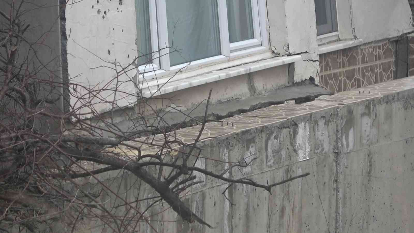 (Özel) Yalova’da deprem olmadan evler yıkılıyor Yalova merkez Bayraktepe Mahallesi’ndeki yaklaşık 100 bina, zeminde yaşanan problem nedeniyle yıkılma tehlikesiyle karşı karşıya kaldı. Bina ve ...