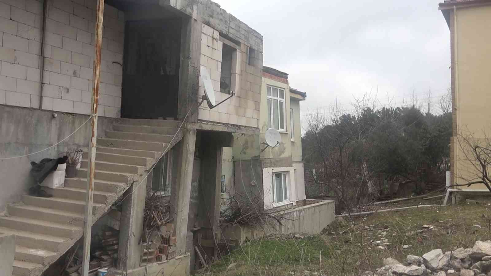 (Özel) Yalova’da deprem olmadan evler yıkılıyor Yalova merkez Bayraktepe Mahallesi’ndeki yaklaşık 100 bina, zeminde yaşanan problem nedeniyle yıkılma tehlikesiyle karşı karşıya kaldı. Bina ve ...