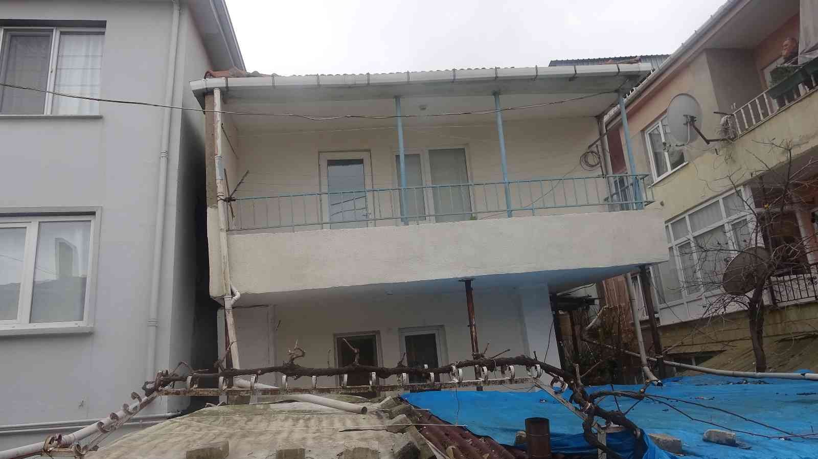 (Özel) Yalova’da deprem olmadan evler yıkılıyor Yalova merkez Bayraktepe Mahallesi’ndeki yaklaşık 100 bina, zeminde yaşanan problem nedeniyle yıkılma tehlikesiyle karşı karşıya kaldı. Bina ve ...