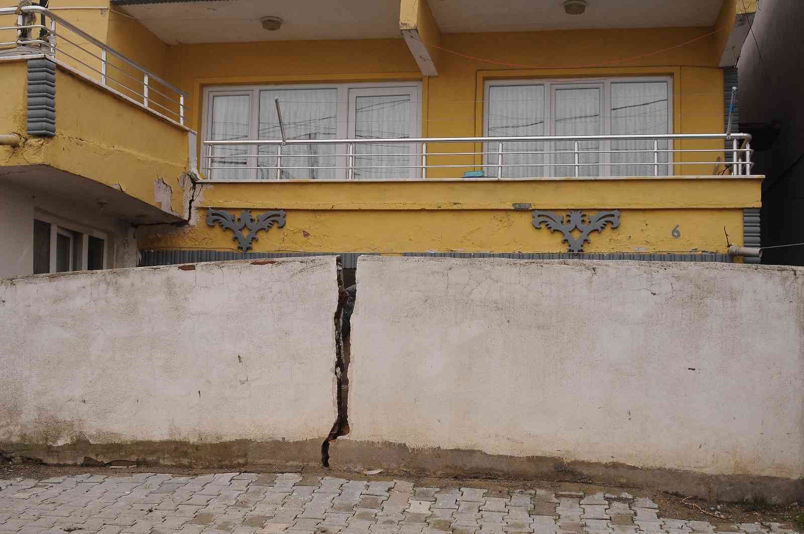 (Özel) Yalova’da deprem olmadan evler yıkılıyor Yalova merkez Bayraktepe Mahallesi’ndeki yaklaşık 100 bina, zeminde yaşanan problem nedeniyle yıkılma tehlikesiyle karşı karşıya kaldı. Bina ve ...