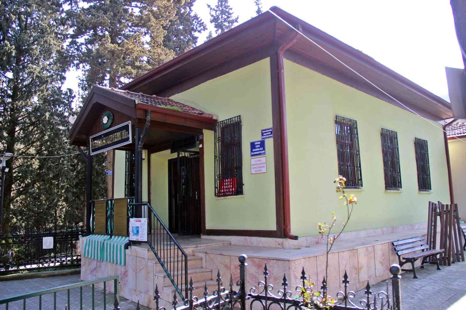 Padişahın kızı ellerinde şifa buldu, ismi ’Sultan Baba’ olarak kaldı Selvi ağaçlarıyla çevrili tepede bulunan Sultan Baba Türbesi, hem hikayesi hem de manevi iklimiyle ilgi görüyor. Çaresiz hastalığa yakalanan ...