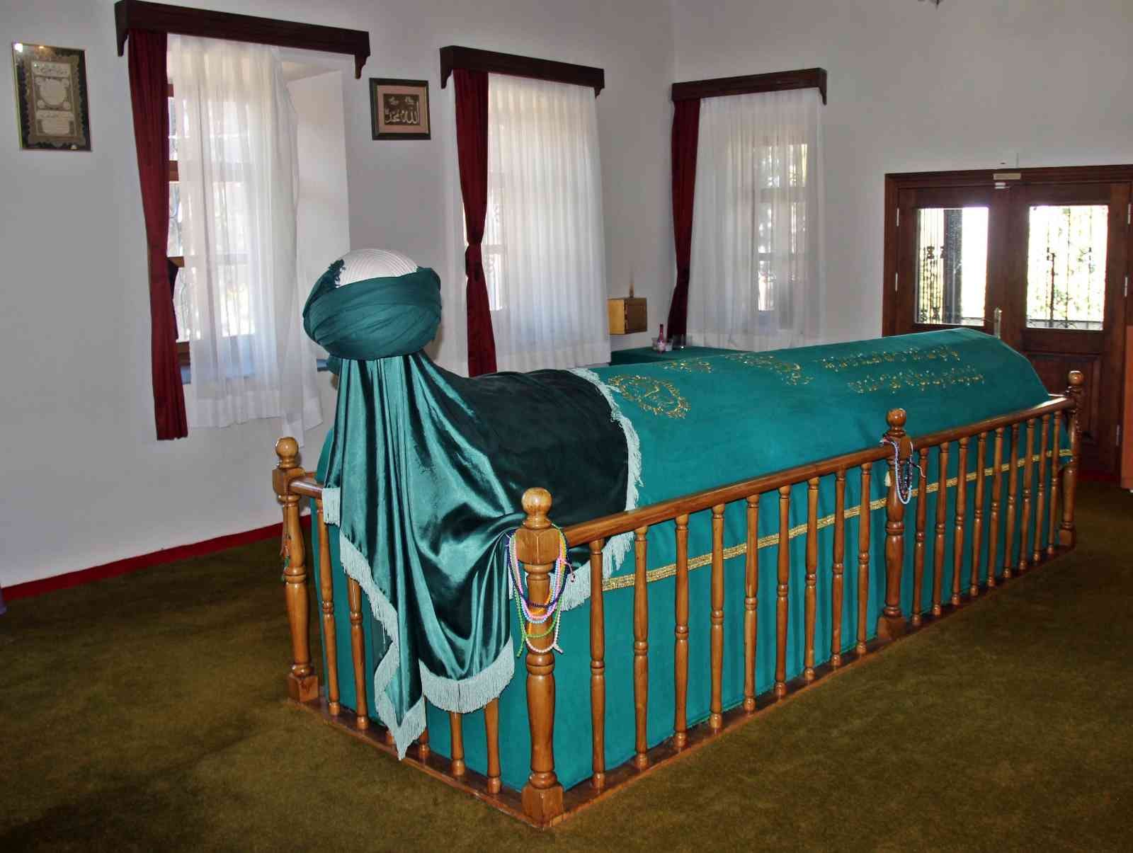 Padişahın kızı ellerinde şifa buldu, ismi ’Sultan Baba’ olarak kaldı Selvi ağaçlarıyla çevrili tepede bulunan Sultan Baba Türbesi, hem hikayesi hem de manevi iklimiyle ilgi görüyor. Çaresiz hastalığa yakalanan ...