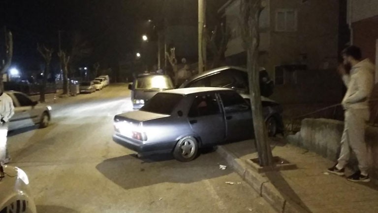 Park halindeki aracı önüne katıp, bahçe duvarına çarptı Edirne’nin Keşan ilçesinde sürücüsünün direksiyon hakimiyetini kaybettiği otomobil önce park halindeki bir otomobile ardından bahçe duvarına ...