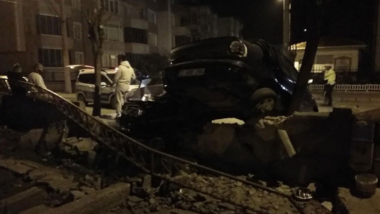 Park halindeki aracı önüne katıp, bahçe duvarına çarptı Edirne’nin Keşan ilçesinde sürücüsünün direksiyon hakimiyetini kaybettiği otomobil önce park halindeki bir otomobile ardından bahçe duvarına ...