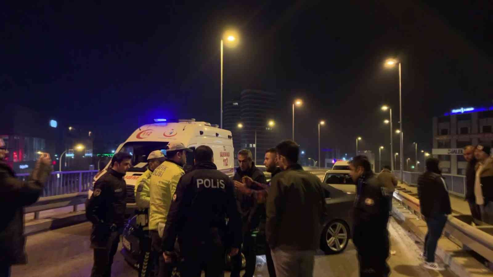 Pendik’te iki araç kafa kafaya çarpıştı: 1 yaralı İstanbul Pendik’te 2 aracın karıştığı trafik kazasında 1 kişi ağır yaralandı. İstanbul Pendik Adnan Kahveci Köprüsü’nde gece 01:00 sıralarında 34 ...